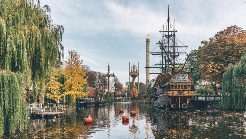 Tivoli i København er sjov og hygge for hele familien året rundt. Oplev fx Halloween i Tivoli om efteråret.