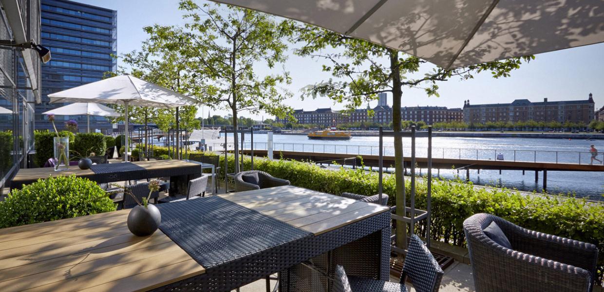 Terrasse på Copenhagen Marriott ud til Københavns Havn.
