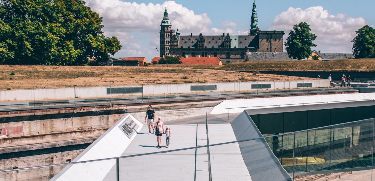 Indgangen til M/S Museet for Søfart med Kronborg Slot i baggrunden.