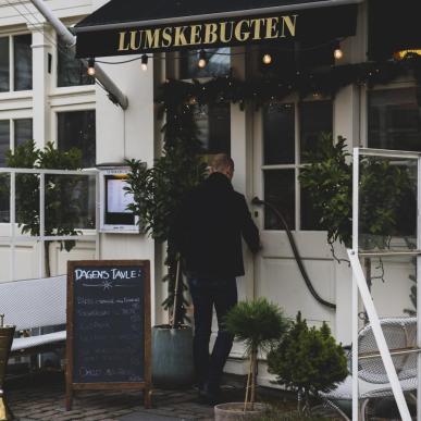 Restaurant Lumskebugten serves classic Danish dishes including smørrebrød and is also a perfect vegetarian and vega option in Copenhagen.