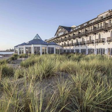 Marienlyst Stranhotel i Helsingør i de små klitter ud mod Øresund og med udsigt til Kronborg Slot.