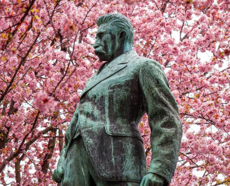 statue